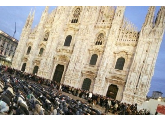 Preghiera islamica davanti al Duomo di Milano